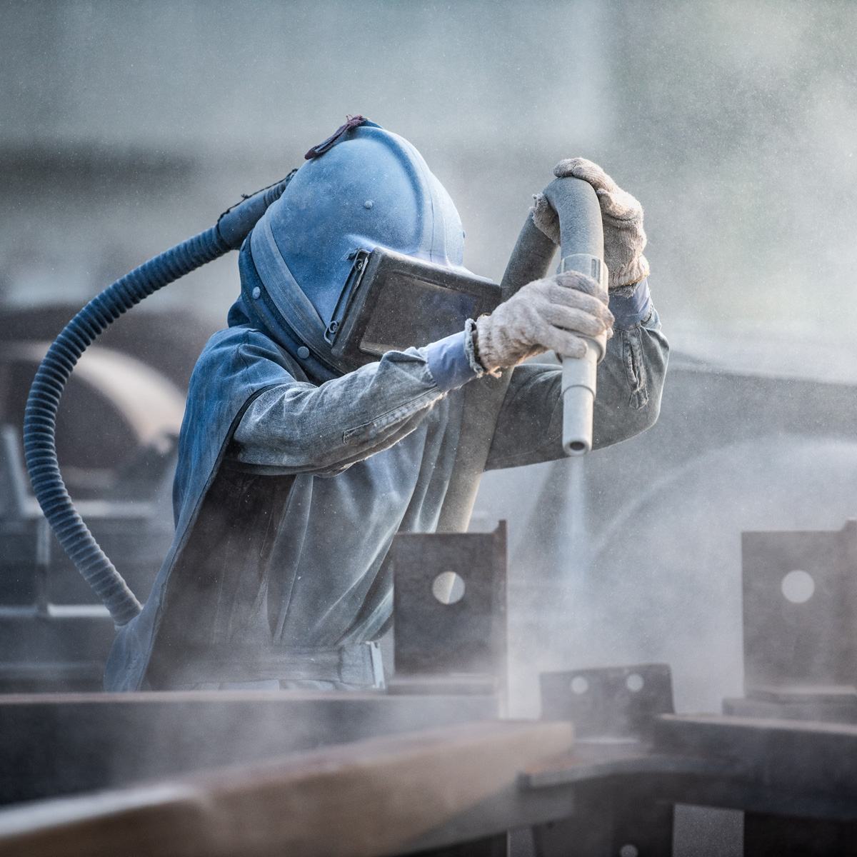 Sablage de structures métalliques, opérateur sous cagoule ventilée